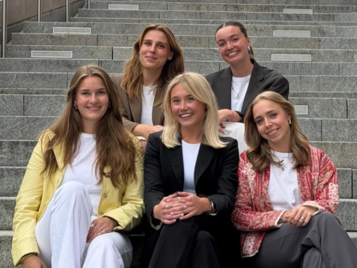 Women in AI NTNU-teamet på trappa